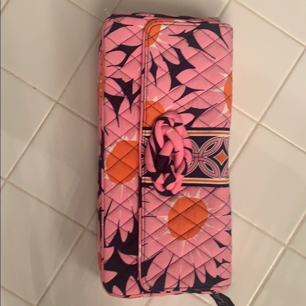 Vera Bradley Clutch nwot....never used
